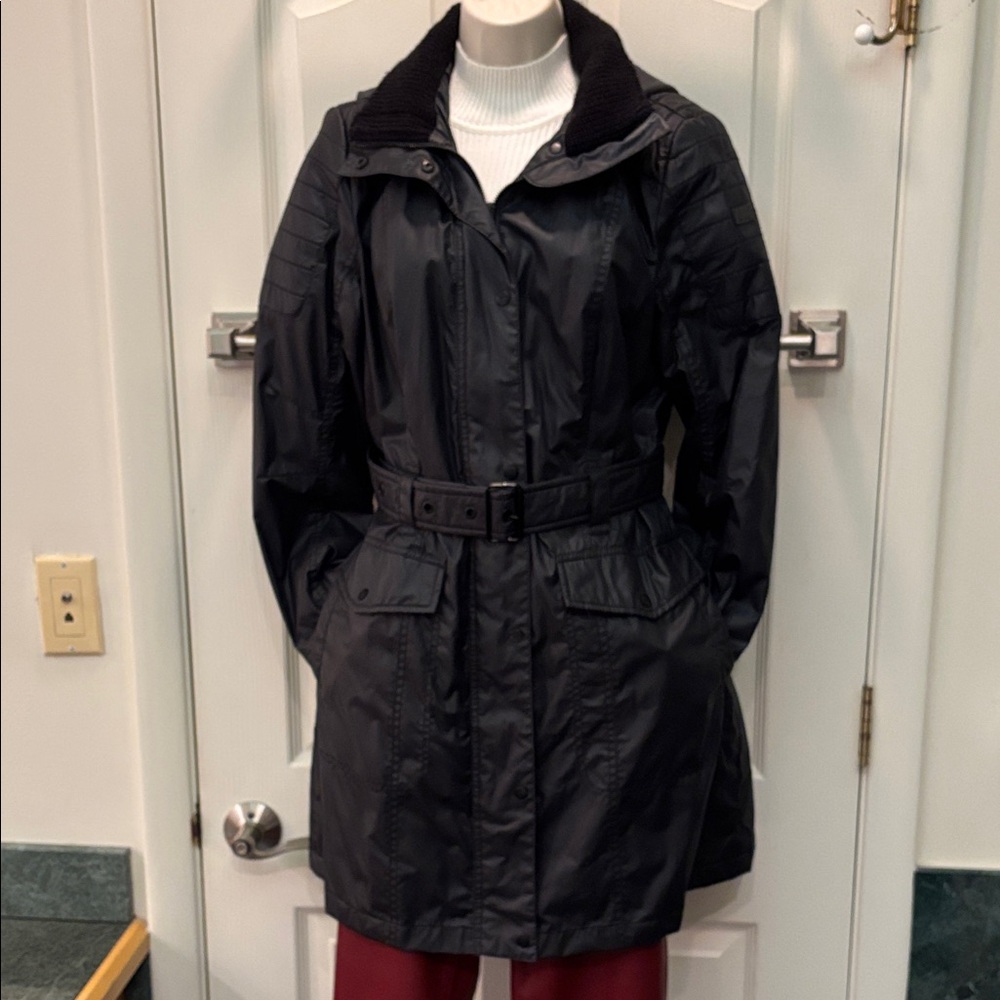 Vince Camuto’s belted water-resistant trench coats 🧥 with hood